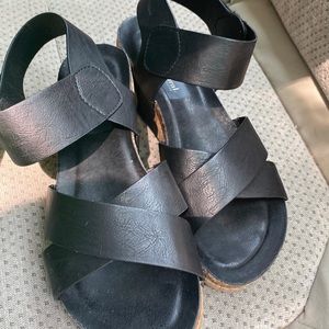 Natural reflection sandals